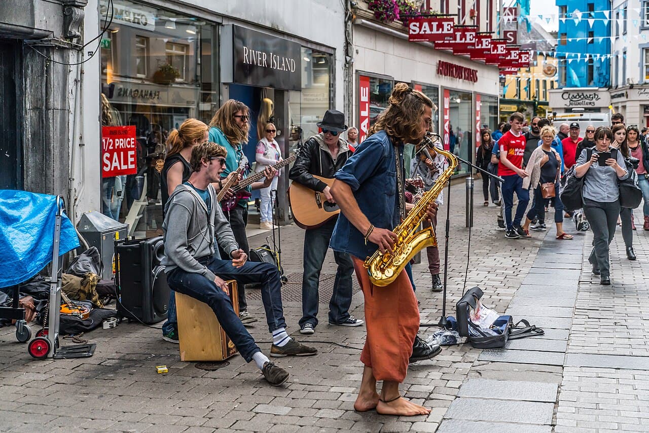 Músicos callejeros en una calle peatonal de Galway
