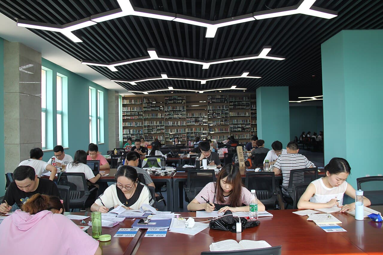 Estudiantes trabajando en una biblioteca