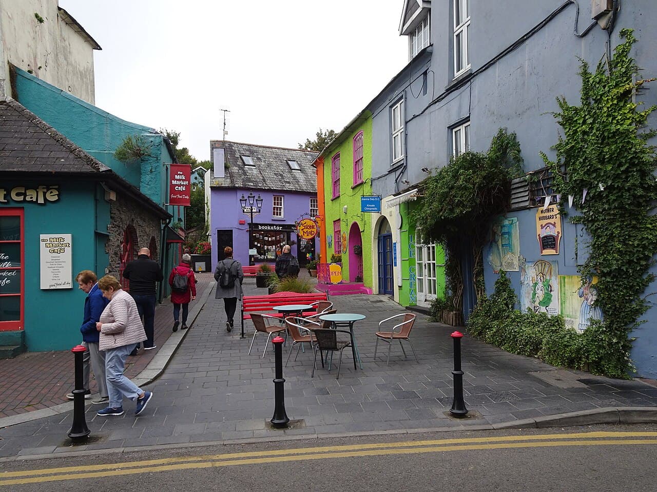 Calle de casas de colores en un pueblo irlandés