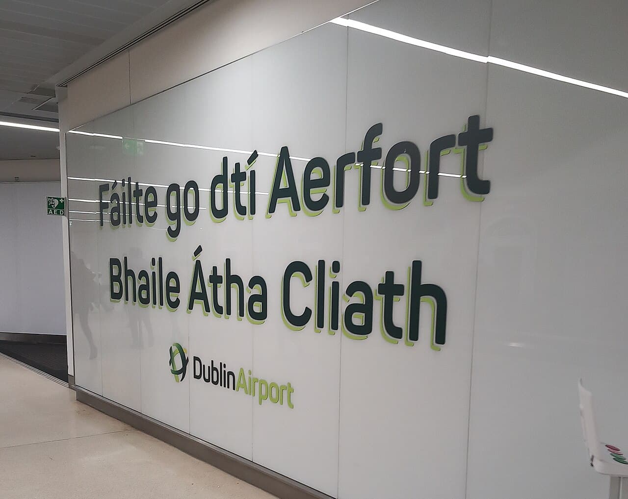 Cartel de bienvenida en el aeropuerto de Dublín