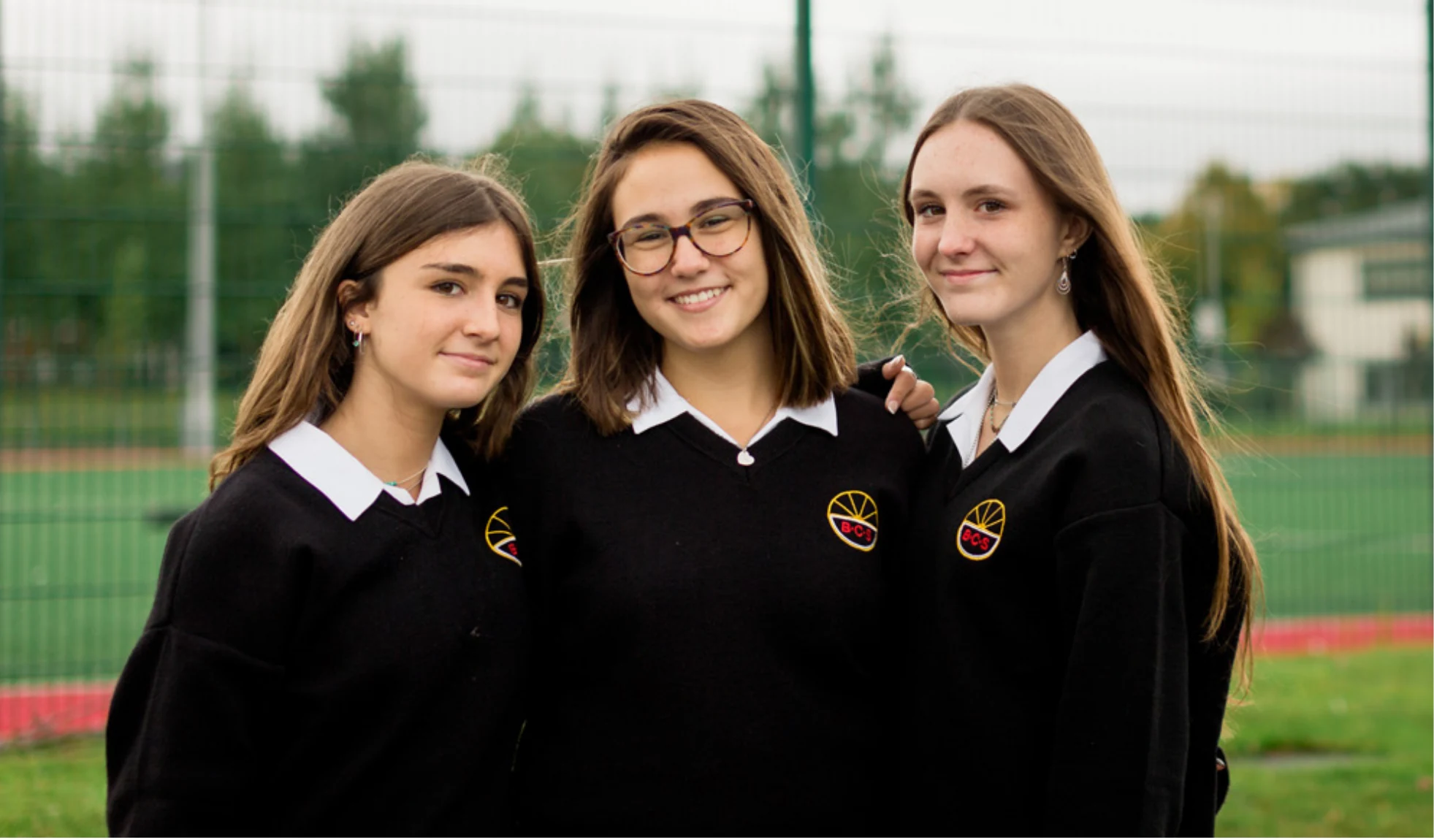 Alumnas con uniforme en su colegio durante el curso escolar en Irlanda