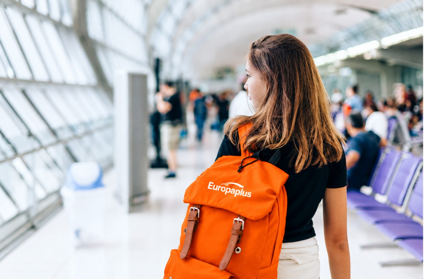 Alumna de Europaplus con su mochila en el aeropuerto, antes de volar a Irlanda