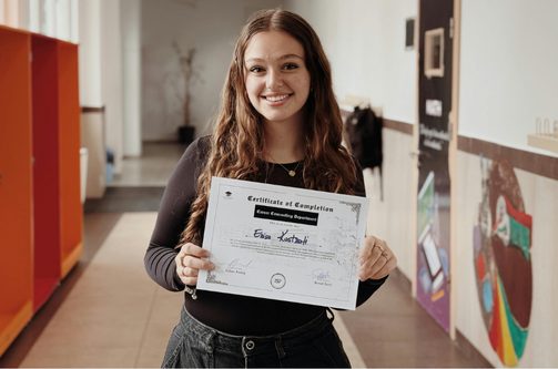 Alumna de Europaplus con el certificado oficial de su colegio irlandés