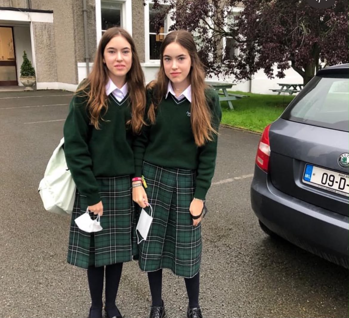 Alumnas con el uniforme de su colegio irlandés