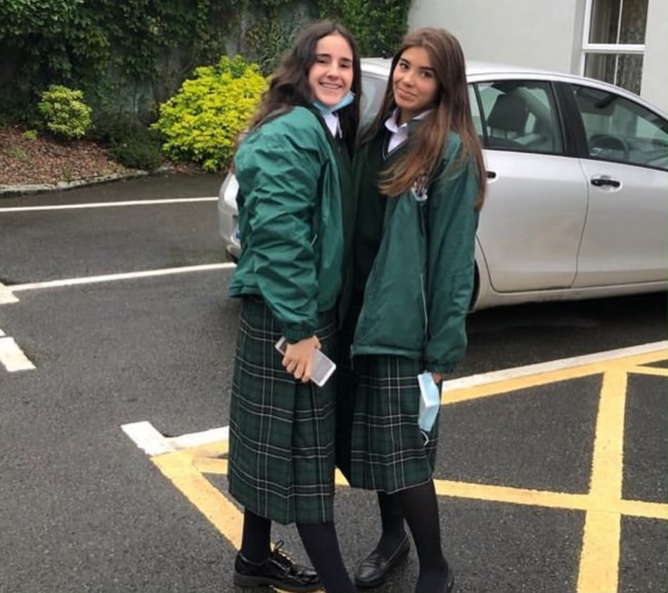 Alumnas con el uniforme de su colegio en Irlanda