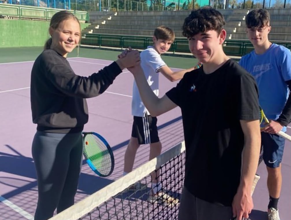 Alumnos en una pista de tenis en Irlanda