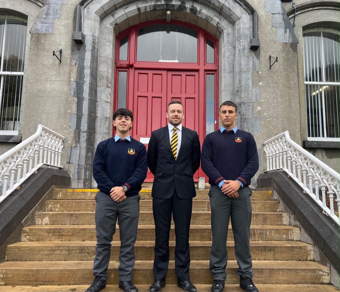 Alumnos con el director de su colegio irlandés
