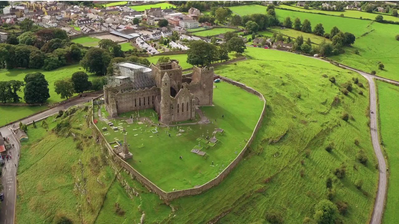 Campos verdes de Irlanda, el paisaje que rodea a los alumnos durante el curso